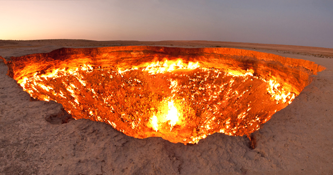 Derweze, Turkmenistan - der Krater von Derweze. Entstanden 1971 bei der Suche nach Gas. Das Gas brennt bis heute.